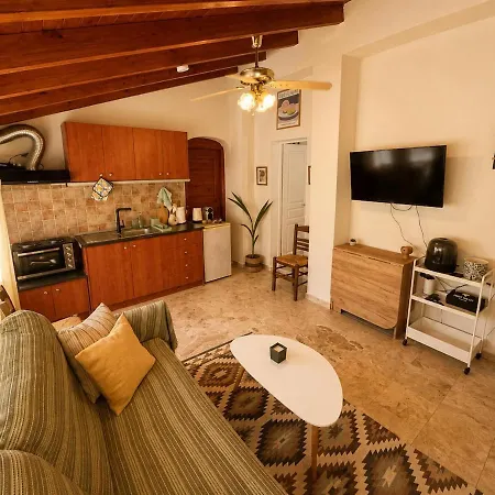 Casa vacanze Coastal Retreat In With Private Entrance Erétria
